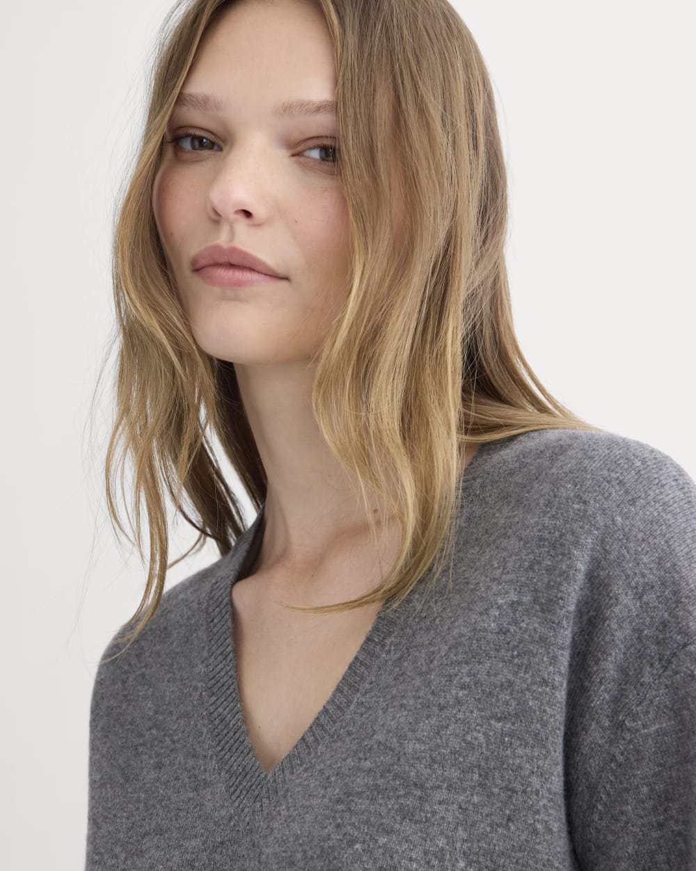 The Classic V in Cashmere | Heather Charcoal - Image 4
